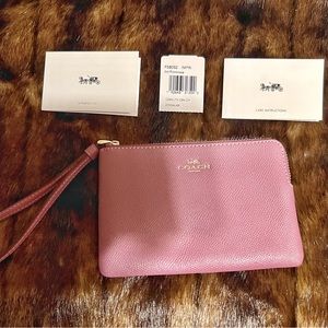 Gorgeous Coach Corner Zip Wristlet